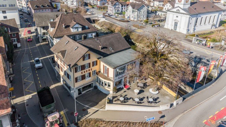 mit Sitzplatz S�den Siebnen Galgenen Grossz�gige Gatronomieliegenschaft mit Terrasse, Eventsaal und G�stezimmer